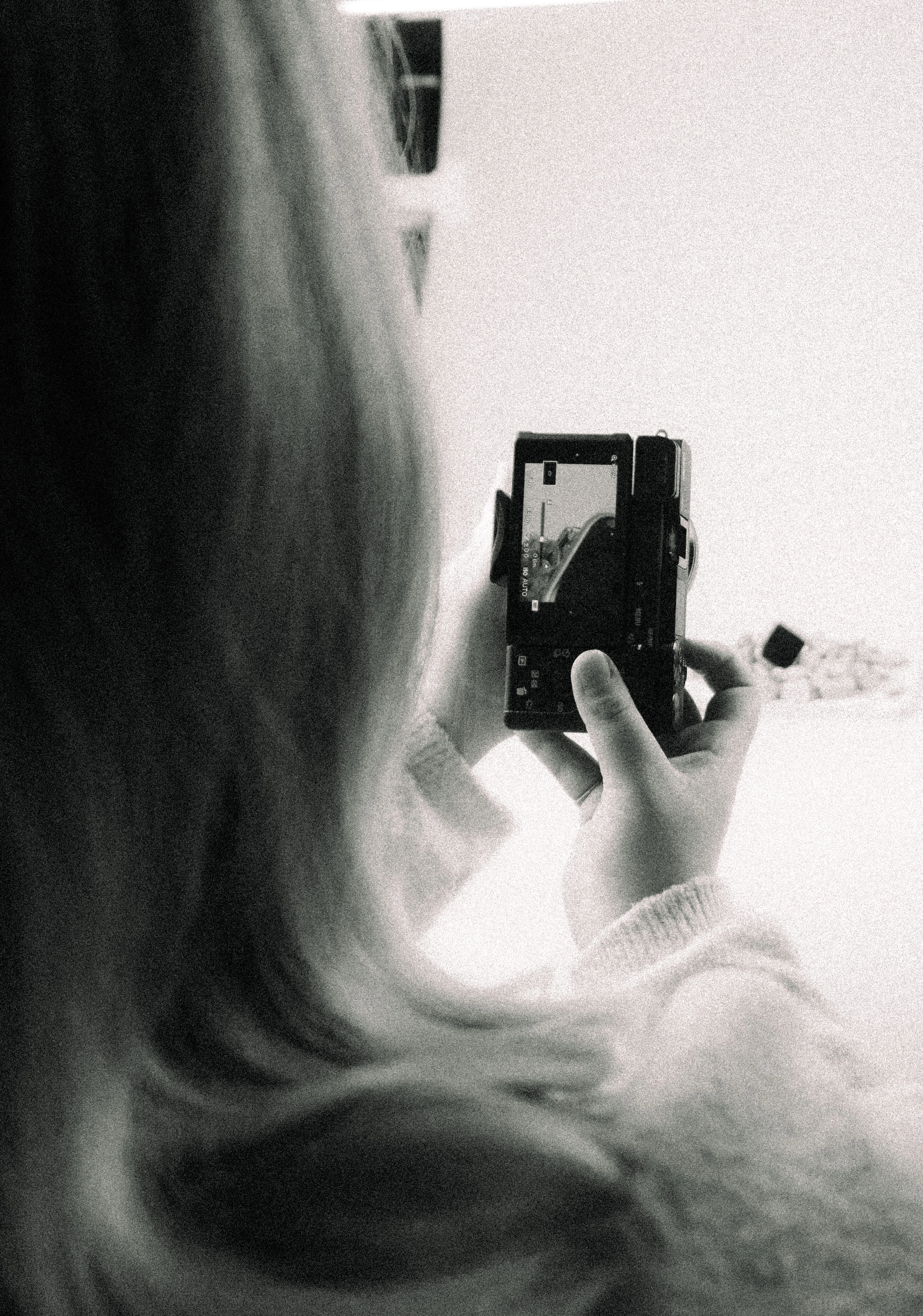 Billede af en pige der holder et kamera