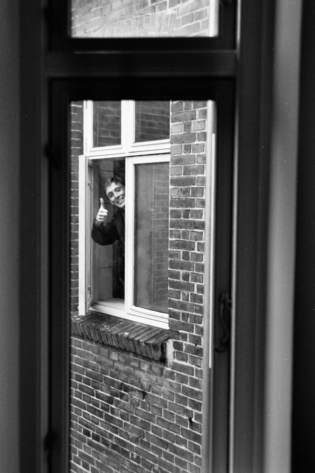 mand fotograferet gennem et vindue